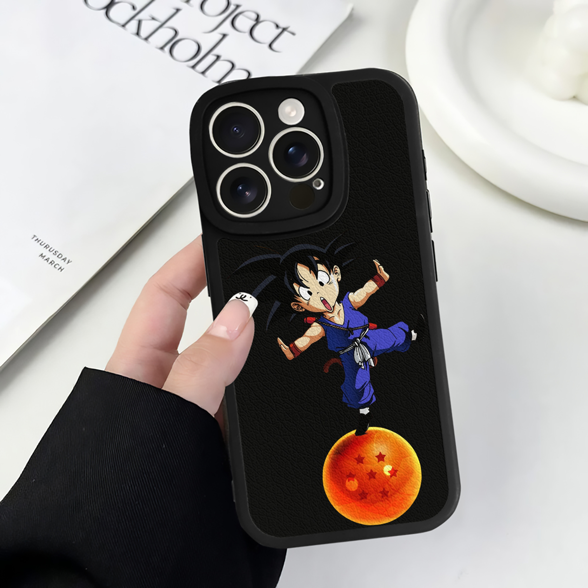 （画像用） ドラゴンボール 孫悟空（そん ごくう）Son Goku カカロット DRAGON BALL Kakarotto 【iPhone 16シリーズ対応】シリコンスマホケース（レザー調） 材質：シリコン